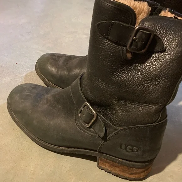 Ugg Chaney Leather Shearling Boot - Picture 2 of 8